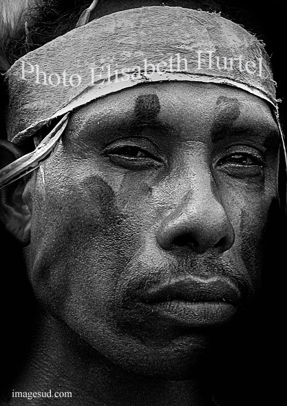 Portrait noir et blanc : guerrier de Papouasie, photo fine art
